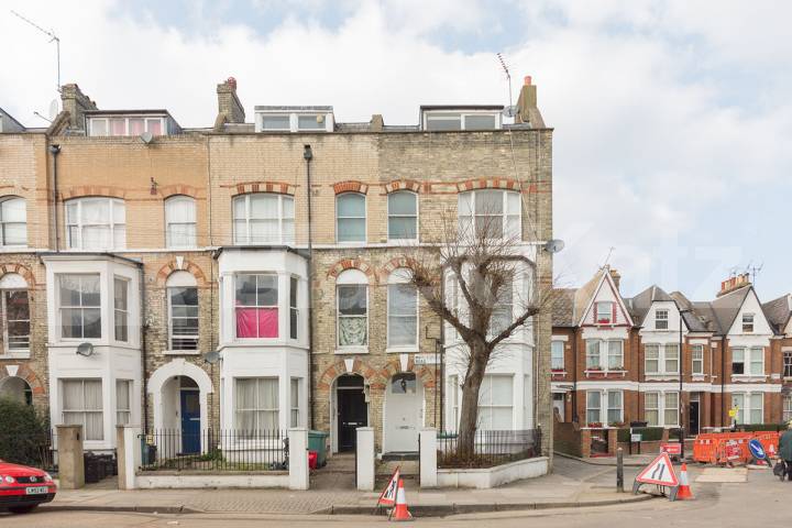 Contemporary flat set on the first floor of a period conversion Marlborough Road, Upper Holloway 